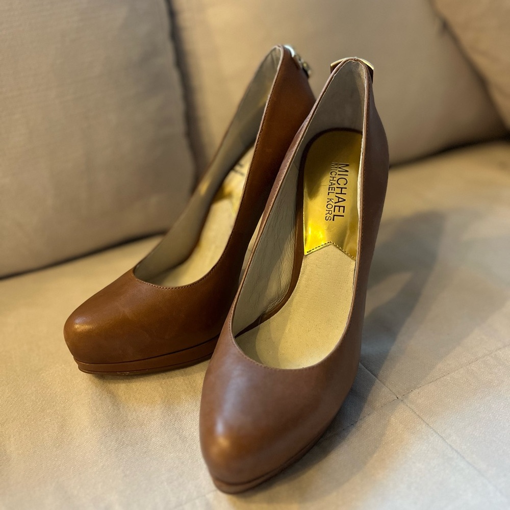 Michael Kors Hamilton Pumps, colorway: luggage
almond toe, Size 7 Brand new